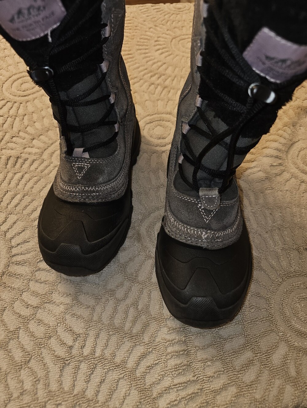 The North Face Women’s Size 4 Winter Snow Boots Gray Black Faux Fur WinterGrip